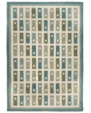 Röllakanmatta Fyrbo Teal i ull med rutmönster av rektanglar i teal, blå och gröna nyanser på ljus botten samt teal ram.