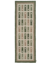 Fyrbo gångmatta 80x250 cm i handvävd ull med blockmönster i naturnära grönt och beige, flatvävd och vändbar, frilagd produktbild mot ljus bakgrund.