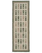 Fyrbo gångmatta 80x250 cm i handvävd ull med blockmönster i naturnära grönt och beige, flatvävd och vändbar, frilagd produktbild mot ljus bakgrund.