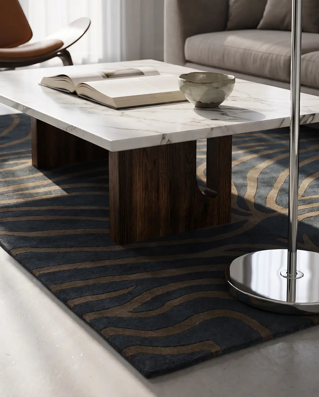 Närbild på den handtuftade ullmattan Zebra Horizon från Classic Collection med zebramönster i gråblå och beige toner under ett soffbord i marmor och trä.