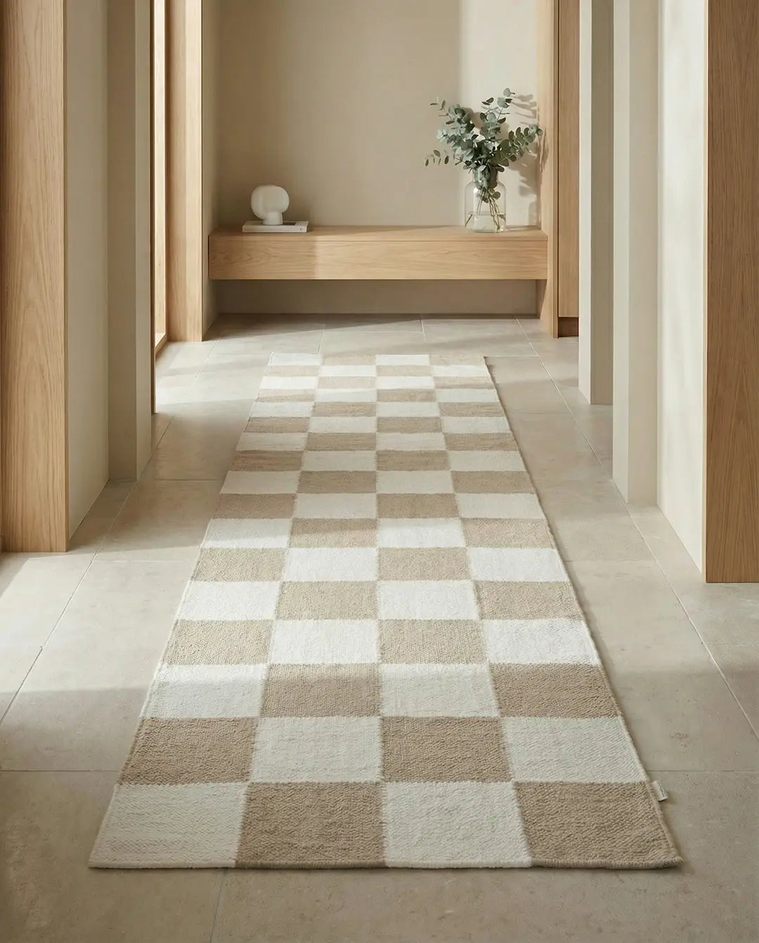 Langer Flurläufer mit modernem Schachbrettmuster in Beige und Creme, texturiertes Design.