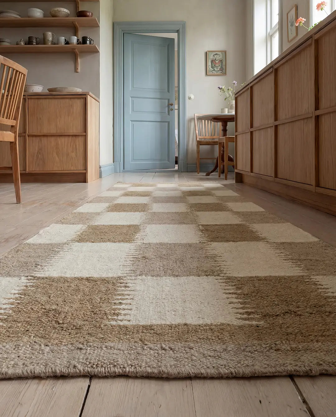 Beige och off-white rutig matta i ull med strukturerat mönster placerad i ett ljust kök.