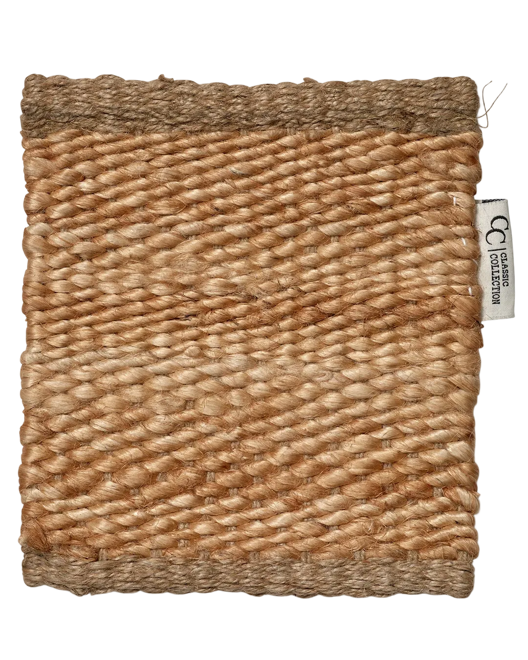 Provbit för matta Jute Plain i naturfärgad jute, med grov handvävd struktur och mörkare kantdetaljer.
