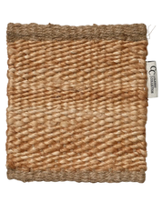 Provbit för matta Jute Plain i naturfärgad jute, med grov handvävd struktur och mörkare kantdetaljer.