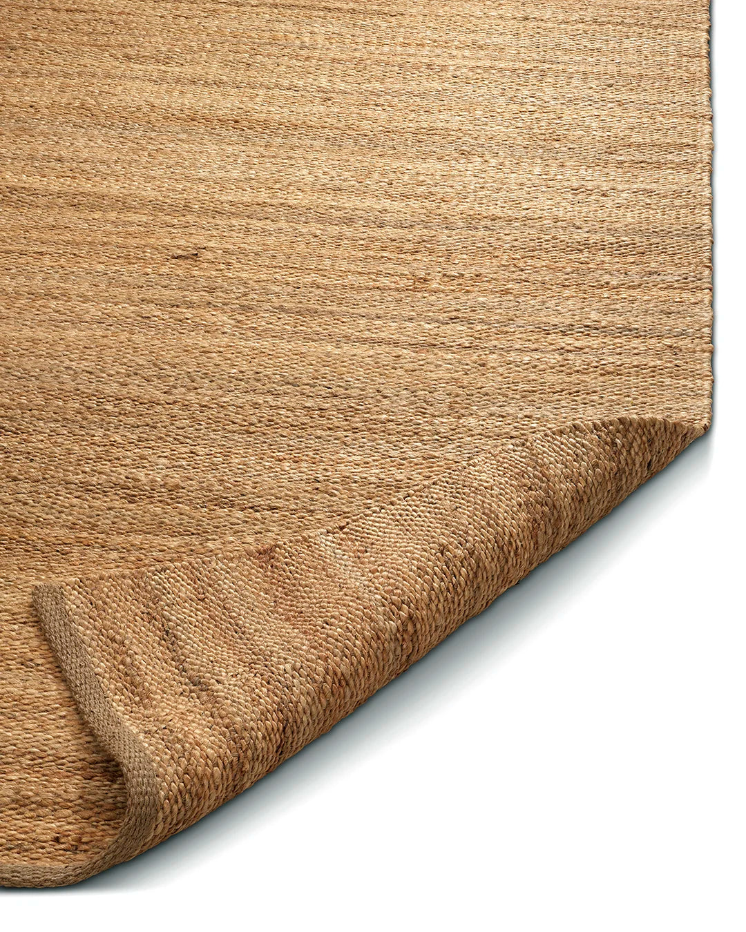 Närbild av en beige matta av naturfärgad jutefiber med grov vävd struktur. Matta Jute Plain - Classic Collection