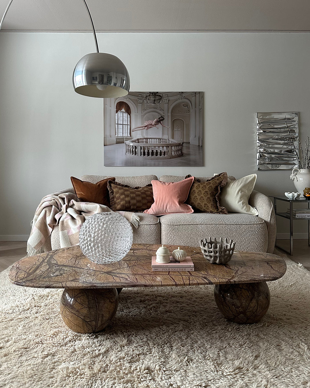 Classic Velvet och Chandra-kuddar i varma jordtoner, stylade i soffa.