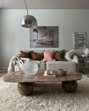 Classic Velvet och Chandra-kuddar i varma jordtoner, stylade i soffa.