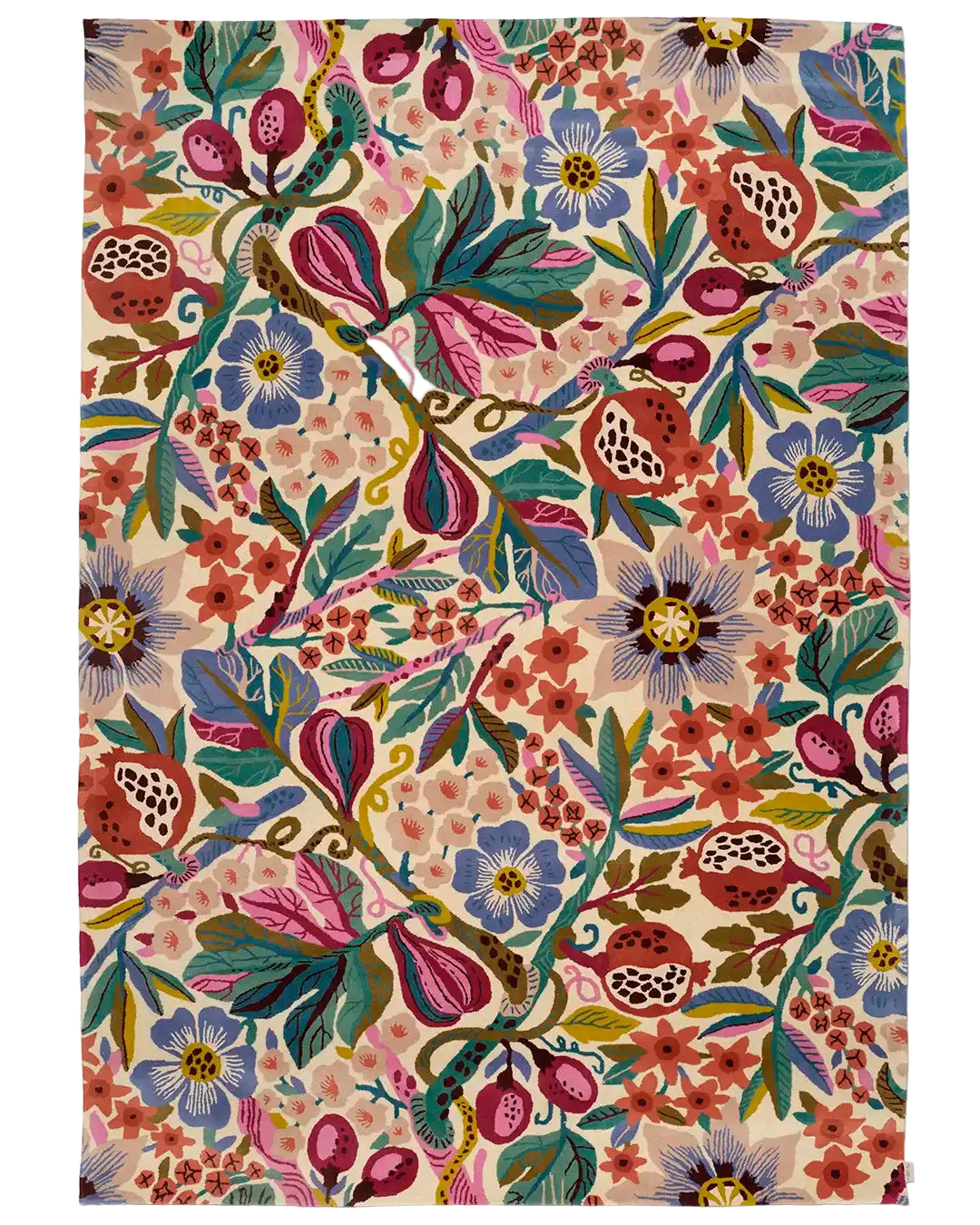 Matta Pomegranate handtuftad i ull med färgstarkt blommönster och granatäpplen mot ljus botten.