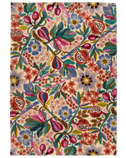 Matta Pomegranate handtuftad i ull med färgstarkt blommönster och granatäpplen mot ljus botten.