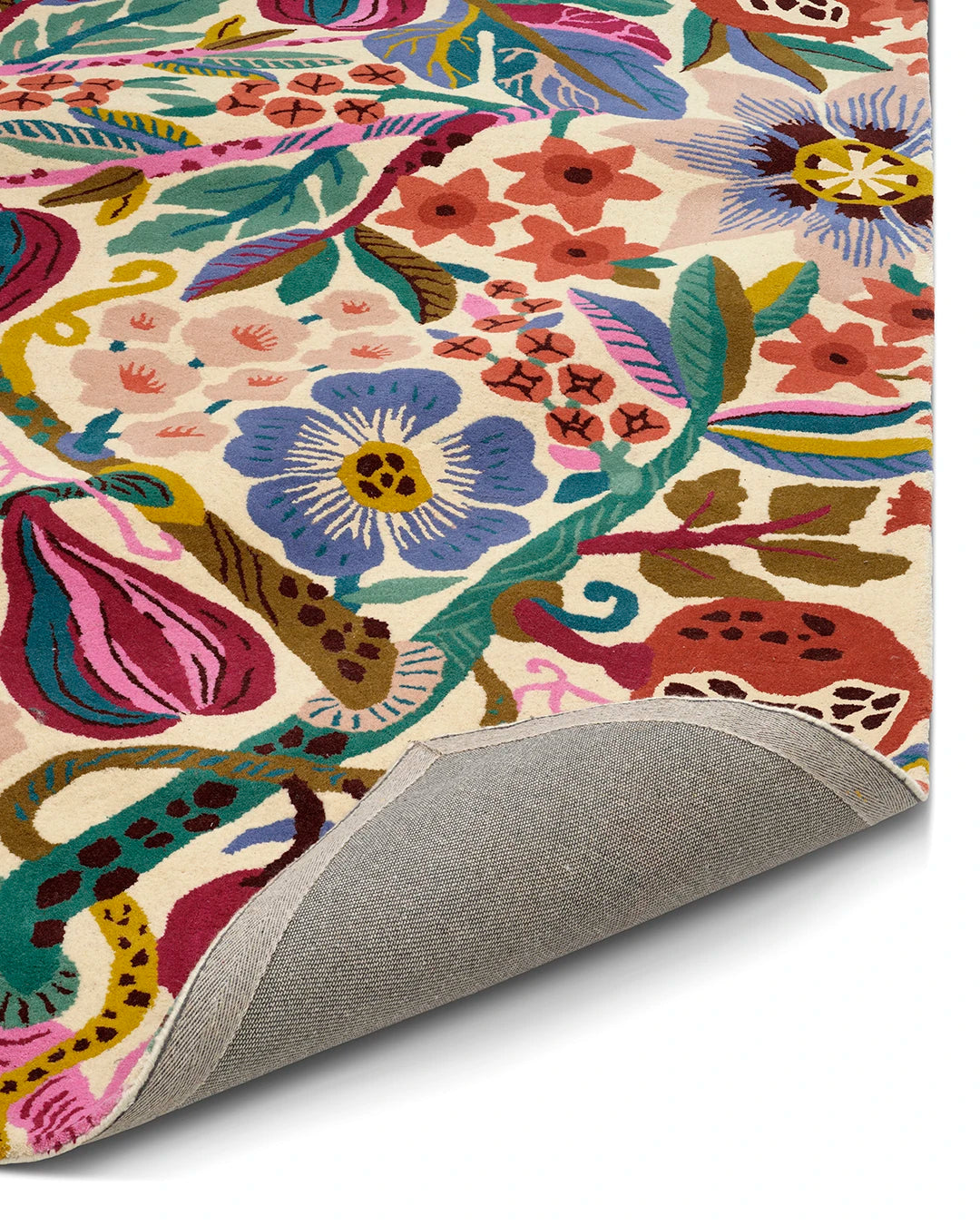 Närbild på Matta Pomegranate handtuftad i ull, visar detalj av blommor, blad och granatäpplen samt mattans baksida.