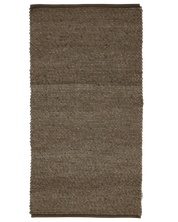 Frilagd bild av Brun Gångmatta, Merino. Flatvävd med viss melering.