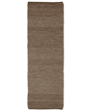Frilagd bild av Brun Gångmatta, Merino. Flatvävd med viss melering.