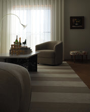 Handtuftad ullmatta Stripe Bouclé Ivory/Beige i vardagsrumsmiljö, med bredrandigt mönster i ivory och beige.