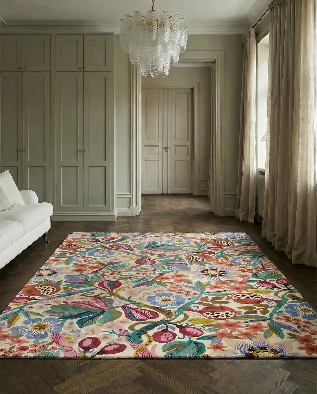 Rechteckiger Teppich mit buntem Blumen- und Fruchtmuster auf beigem Grund in einem stilvollen Wohnzimmer.