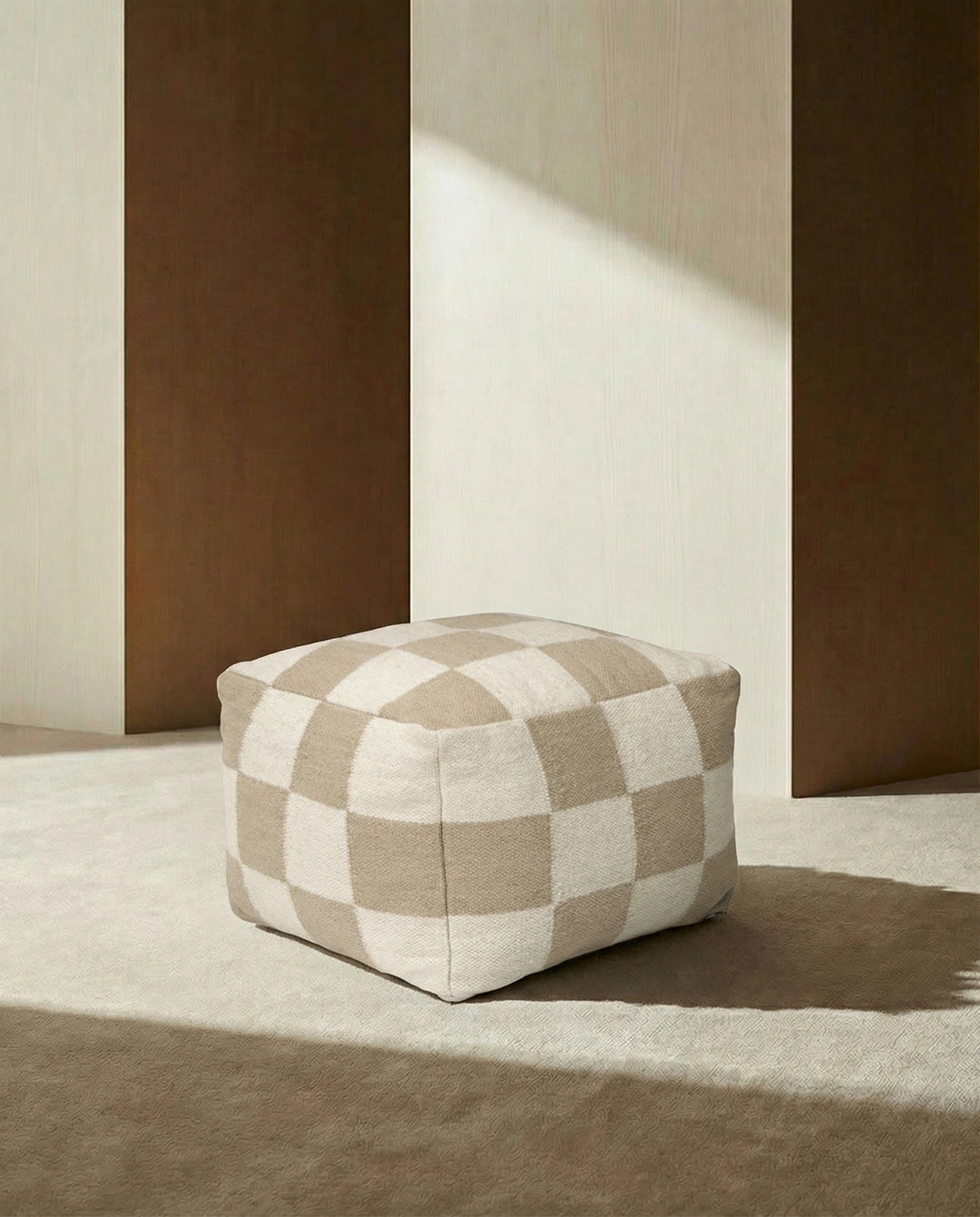 Quadratischer Sitzhocker mit beigefarbenem Schachbrettmuster aus gewebtem Stoff in modernem Interieur.