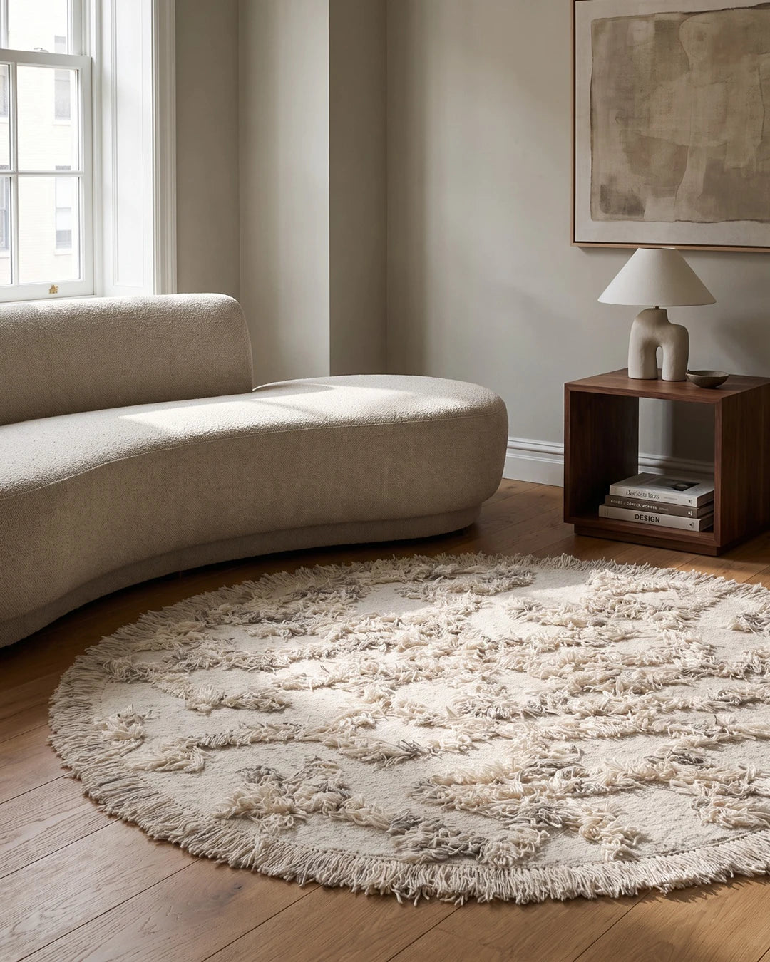 Rio Rund Ivory/Melange från Classic Collection, handvävd ullmatta 220 cm i diameter, placerad i vardagsrum med ljus soffa och trädetaljer.