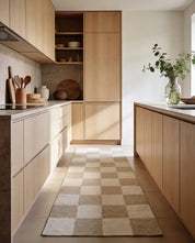 Moderner Küchenläufer mit beigem Schachbrettmuster in einer minimalistischen Holzküche.