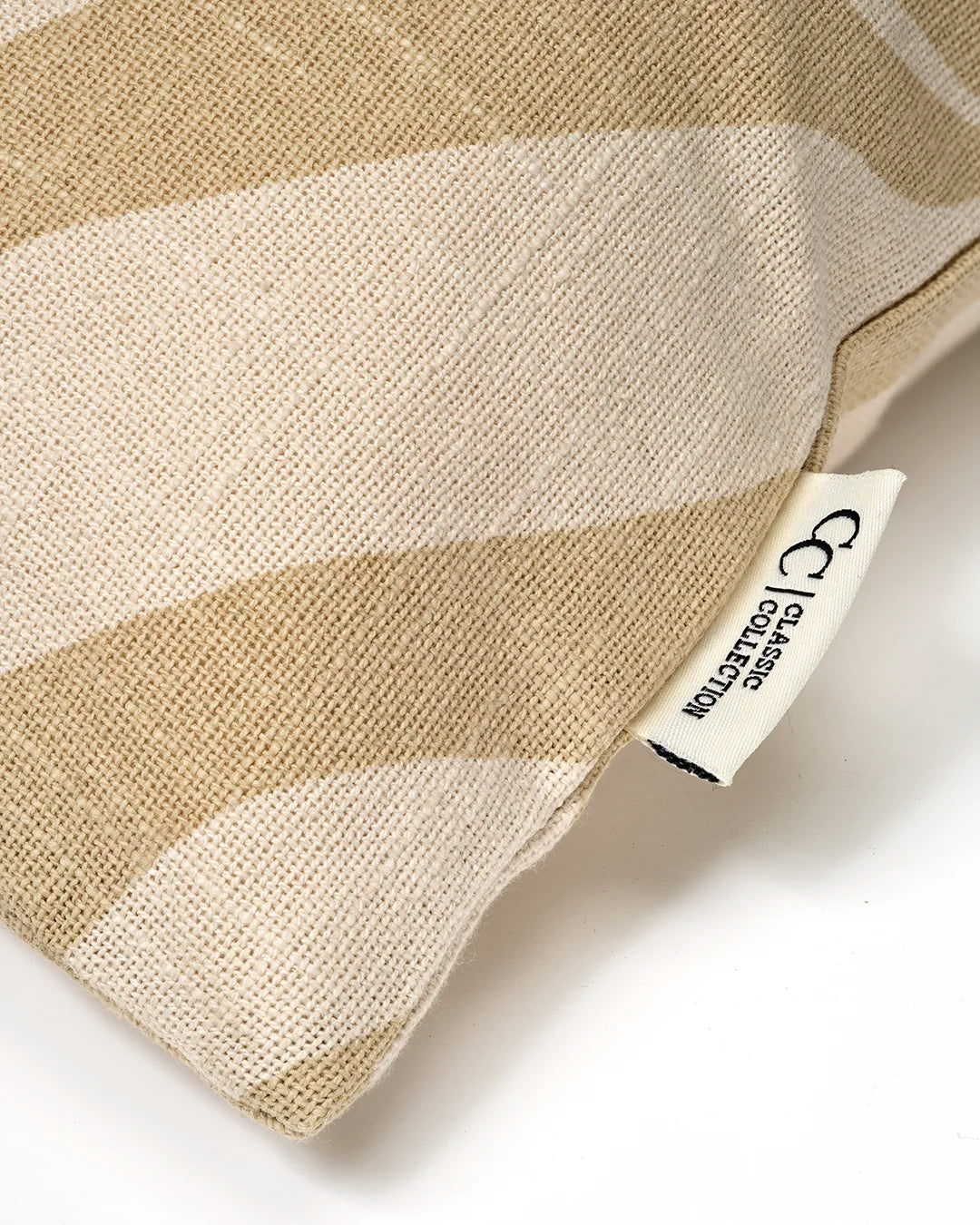 Närbild på kuddfodral Savannah Beige/Off-white från Classic Collection i bomull, med vävd struktur och organiskt mönster.
