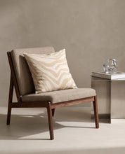 Kuddfodral Savannah Beige/Off-white från Classic Collection, handgjort i bomull med tryckt zebramönster på båda sidor, placerat i en stoppad träfåtölj i en ljus, neutral interiör.