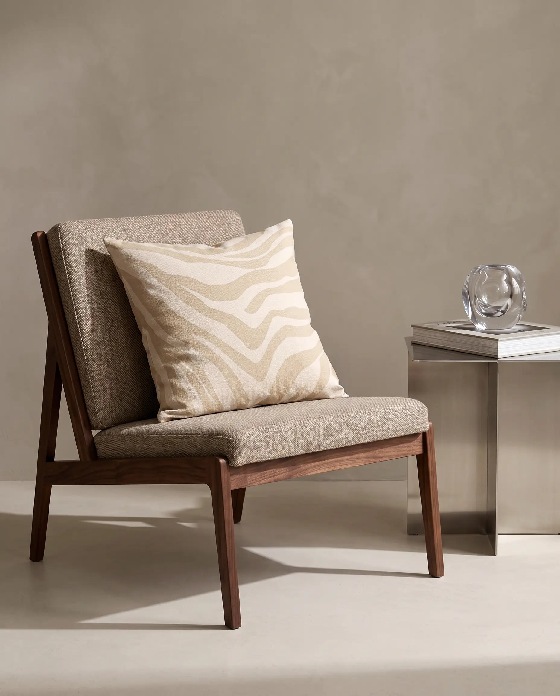 Off-white från Classic Collection, handgjort i bomull med tryckt zebramönster på båda sidor, placerat i en stoppad träfåtölj i en ljus, neutral interiör.