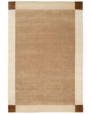 Signature Frame luggmatta sedd ovanifrån, med beige mittfält, naturvit ram och markerade hörn i brun ton.