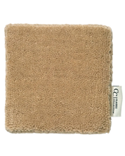 Mattprov av Solid Wheat från Classic Collection, luggmatta i ull med tät, strukturerad yta i beige ton.