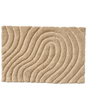 Badrumsmatta Swirl Beige från Classic Collection, 60x90 cm i bomull, med mjuk lugg och organiskt vågmönster i relief.
