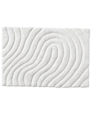 Badrumsmatta Swirl Vit från Classic Collection, 60x90 cm i bomull, med mjuk lugg och organiskt vågmönster i relief.