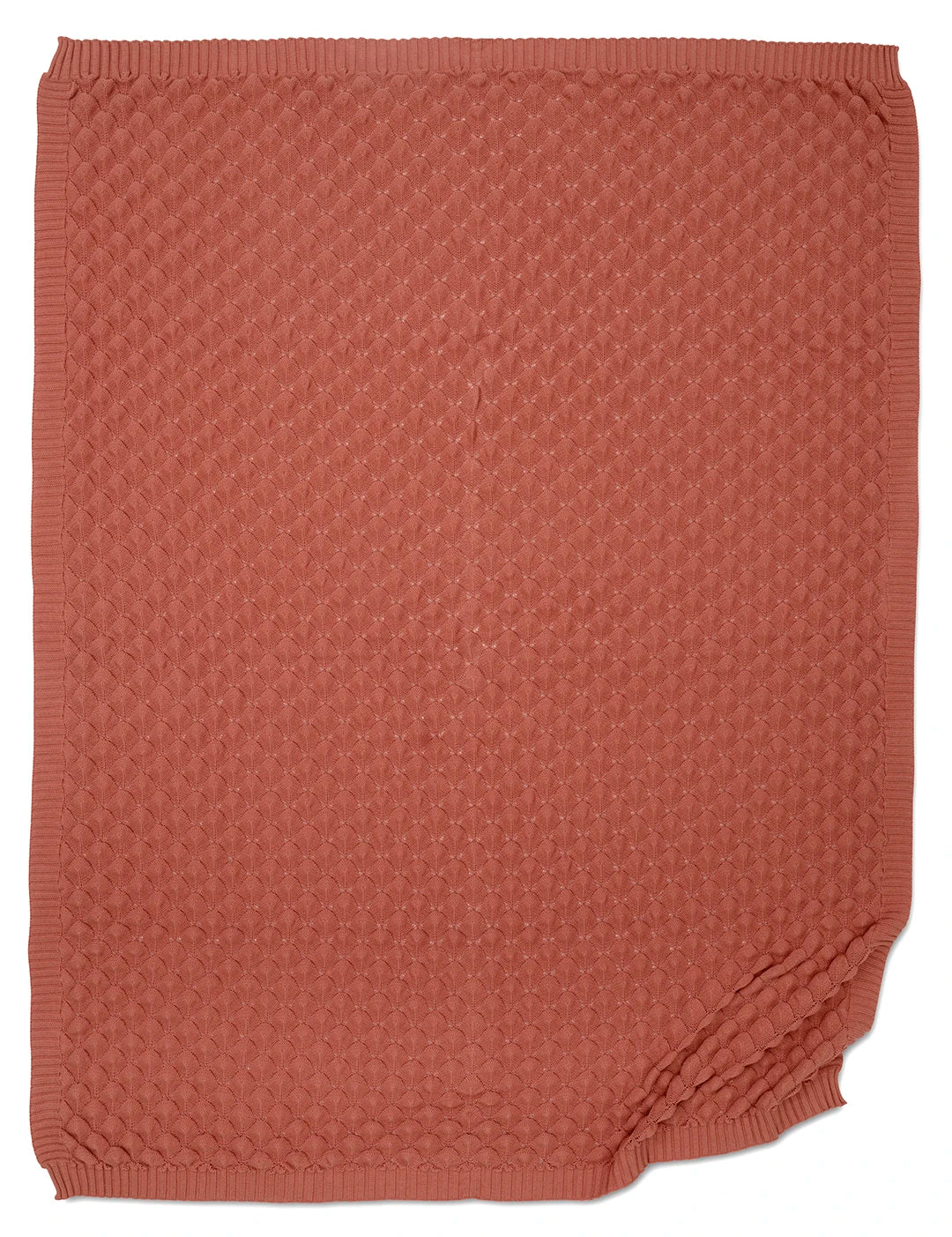 Korallfärgad pläd i bomull, 130x170 cm. Foto på hela pläden mot vit bakgrund. Stickat mönster.