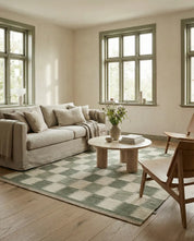 Rutig matta i grönt och beige i ett ljust vardagsrum med beige soffa och trädetaljer.