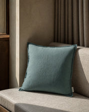 Kuddfodral Classic Linen Teal 50x50 cm från Classic Collection i enfärgat linne, stylat på en ljus soffa i en varm, neutral inredning.