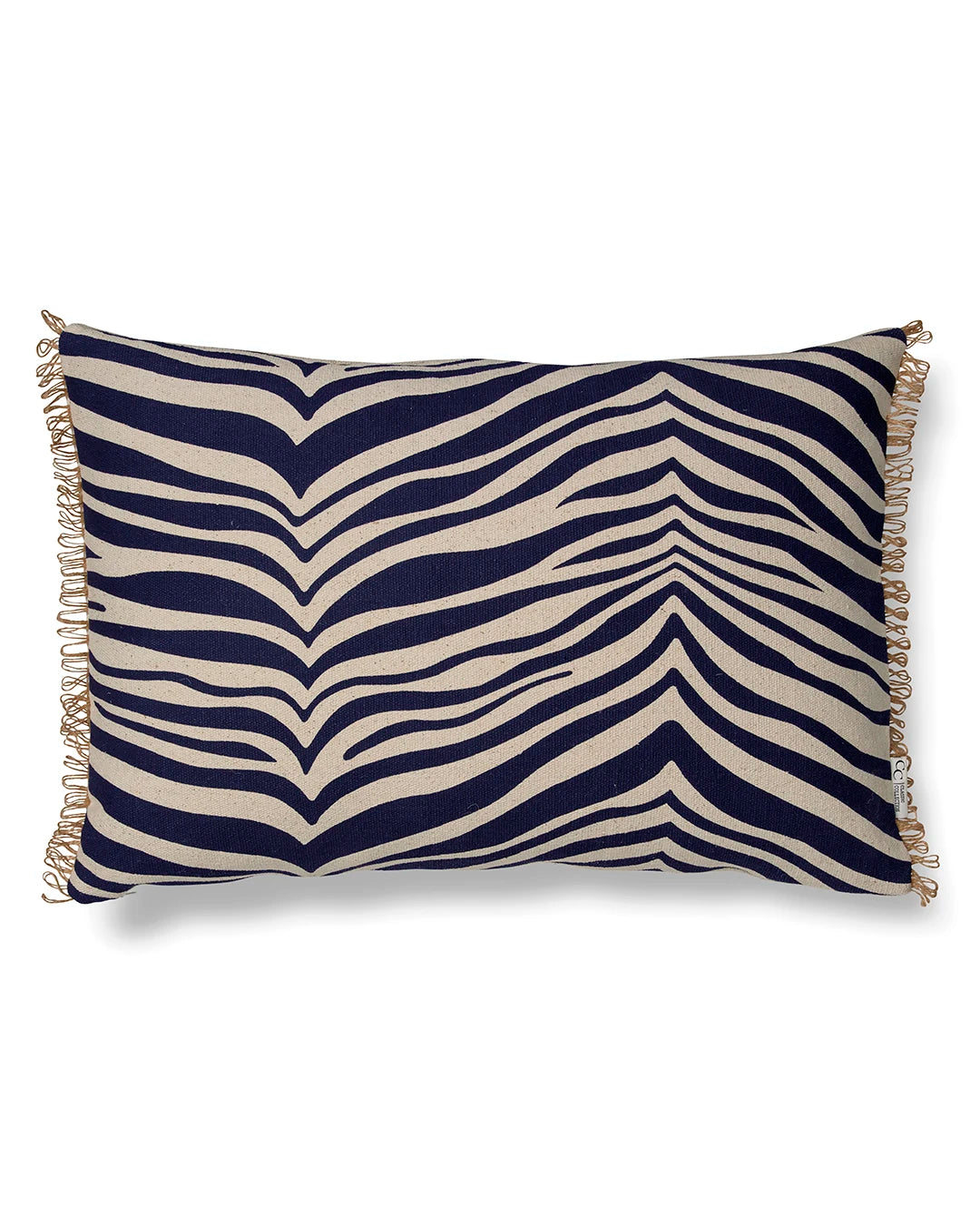 Rektangulär kudde Zebra i färgen Navy med oregelbundet zebramönster i mörkblått och naturvitt samt dekorativa fransar på kortsidorna.
