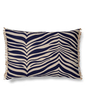 Rektangulär kudde Zebra i färgen Navy med oregelbundet zebramönster i mörkblått och naturvitt samt dekorativa fransar på kortsidorna.