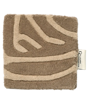 Mattprov av Zebra Beige från Classic Collection, luggmatta i ull med tät, lugg. Handklippt zebramönster i två färger. Beige/ off-white.