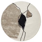 Runder Teppich mit abstraktem Design in Beige, Braun und Schwarz auf cremeweißem Hintergrund.