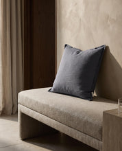 Kuddfodral Classic Linen Midnattsblå 50x50 cm från Classic Collection i enfärgat linne, stylat på en ljusbeige bänk i en varm, neutral interiör.