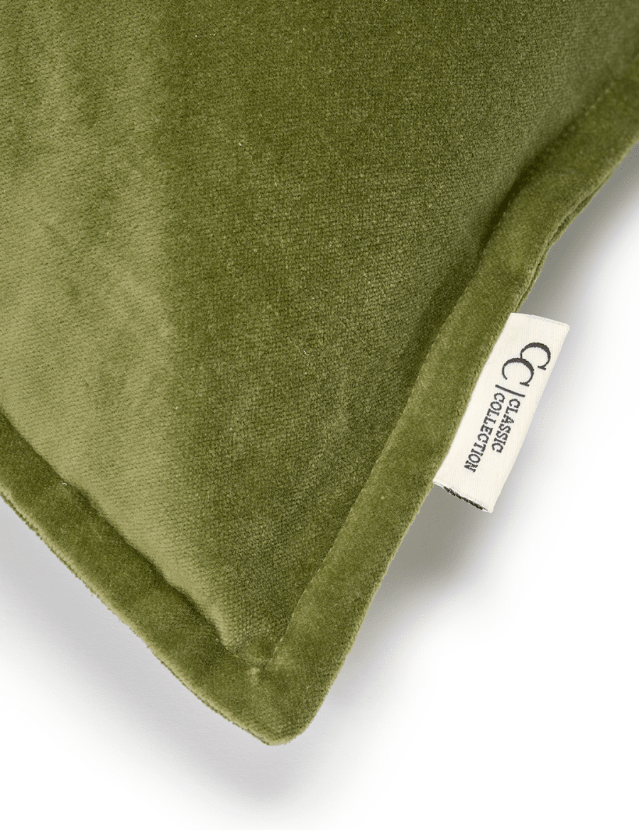 Frilagt kuddfodral Classic Velvet Skogsgrön i mjuk bomullssammet. Detaljbild på ett hörn.