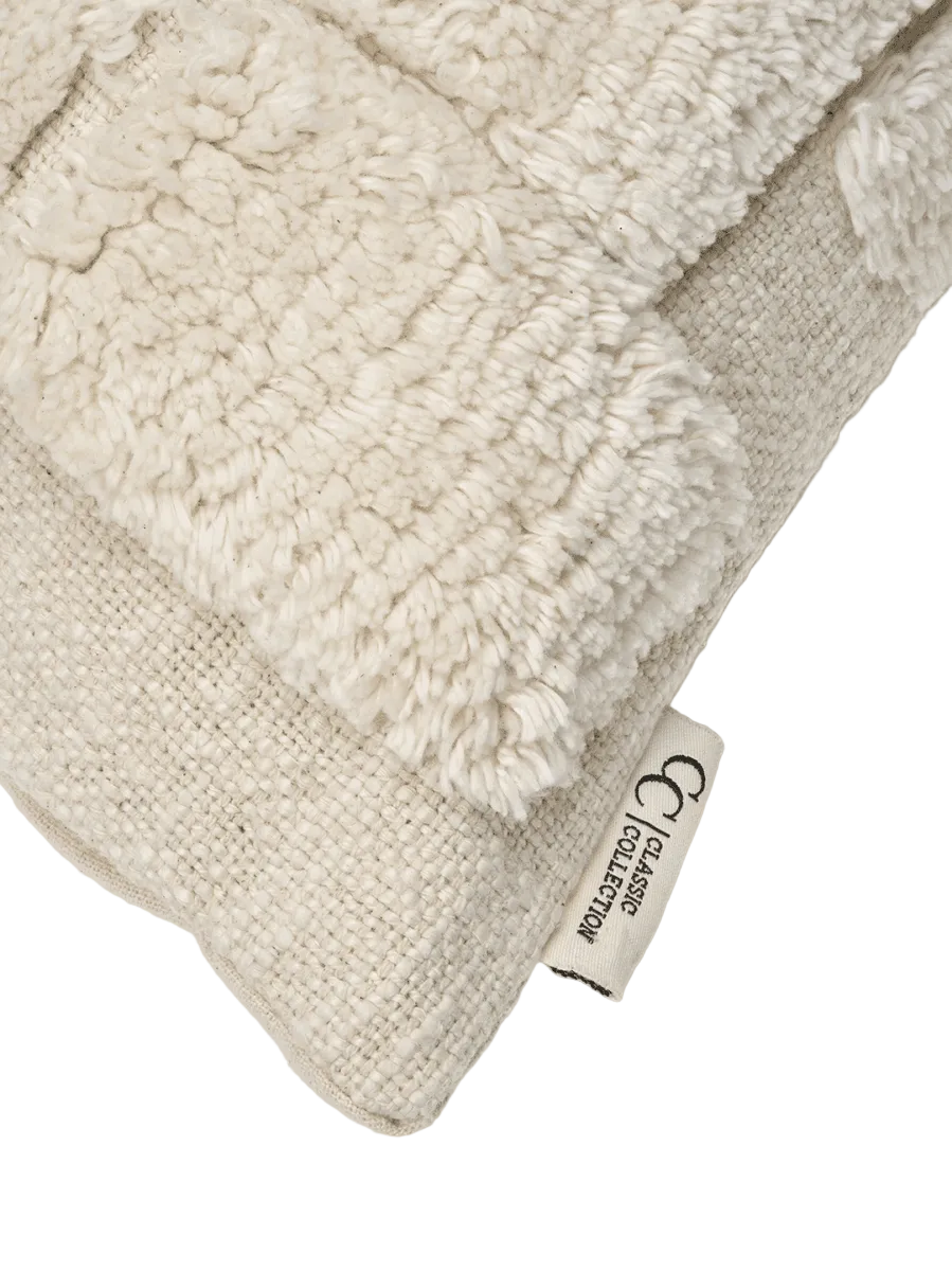 Kuddfodral Lumi Bomull Taktil Frilagd bild mot vit bakgrund. Detaljbild på ett hörn.