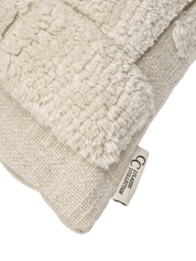 Kuddfodral Lumi Bomull Taktil Frilagd bild mot vit bakgrund. Detaljbild på ett hörn.