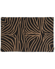 Rektangulär dörrmatta i kokosfiber med svart och beige zebrarandigt mönster.