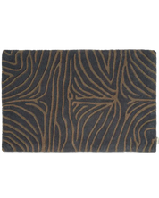 Närbild av handtuftad dörrmatta Zebra Horizon i ull med zebra-inspirerat linjemönster i bruna toner på mörk botten.