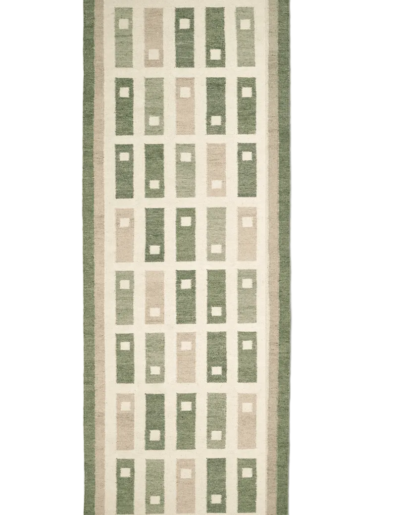 Fyrbo gångmatta 80x250 cm i handvävd ull med blockmönster i naturnära grönt och beige, flatvävd och vändbar, frilagd produktbild mot ljus bakgrund.