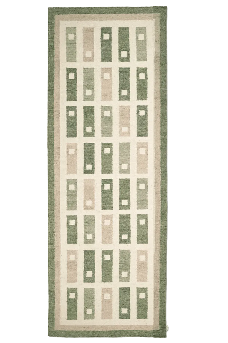 Fyrbo gångmatta 80x250 cm i handvävd ull med blockmönster i naturnära grönt och beige, flatvävd och vändbar, frilagd produktbild mot ljus bakgrund.