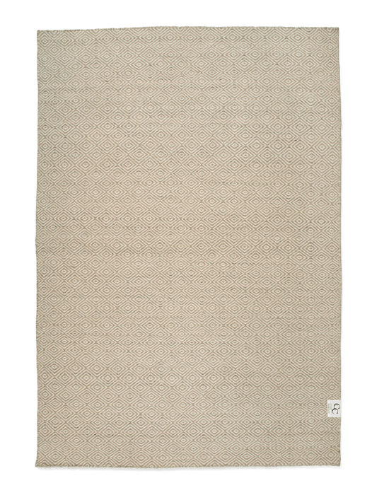 Beiger Webteppich mit grafischem Rautenmuster im skandinavischen Stil.