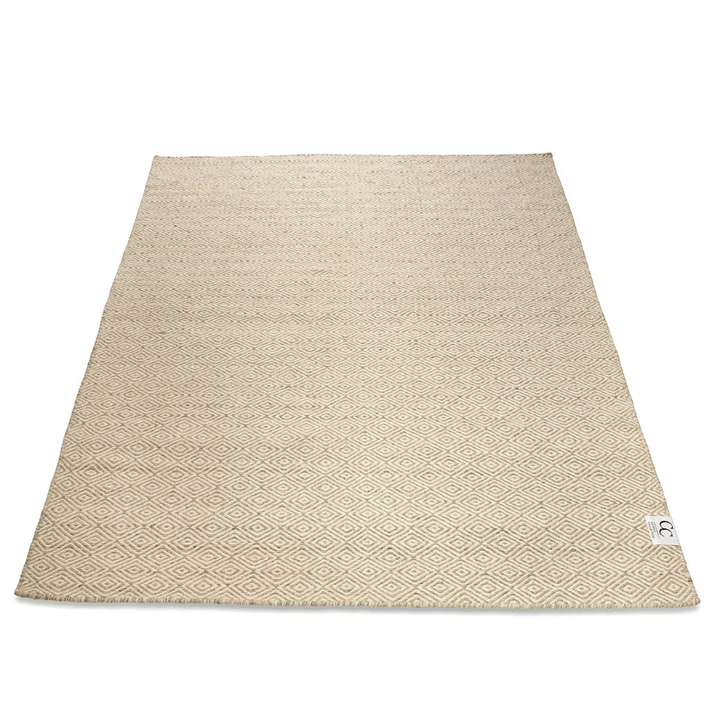 Beiger Teppich aus Jute mit geometrischem Rautenmuster in modernem Design für den Innenbereich.