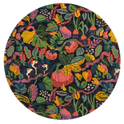 Rund Ullmatta Heritage Garden Charcoal Multi, mönstrad mattor med grödor. Frilagd bild.