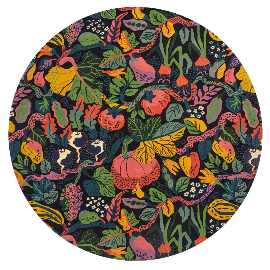Rund Ullmatta Heritage Garden Charcoal Multi, mönstrad mattor med grödor. Frilagd bild.