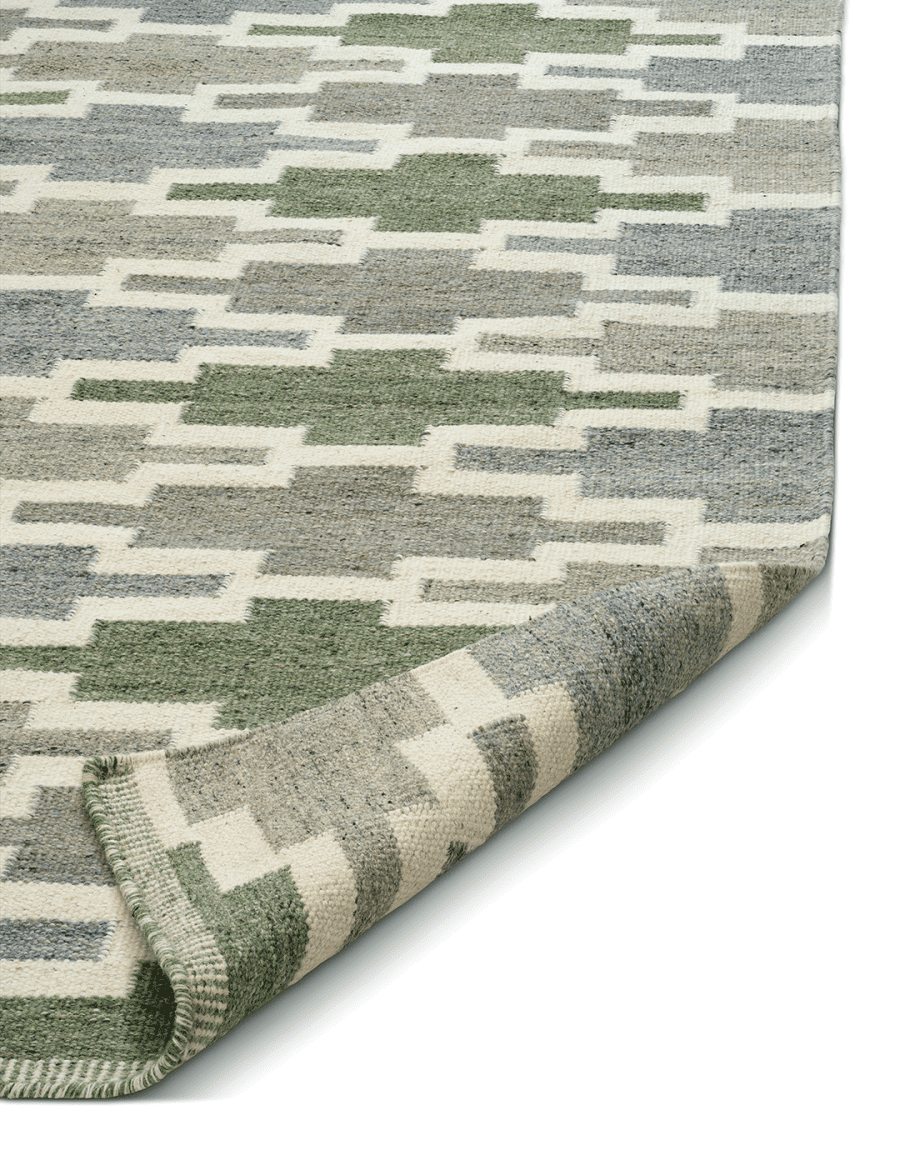 Matta Korsnäs i röllakan med geometriskt mönster i gröna, blå och grå toner