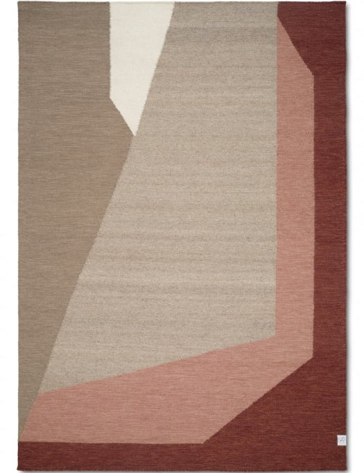 Moderner Teppich mit geometrischem Muster in Beige-, Altrosa- und Rottönen aus gewebter Wolle.