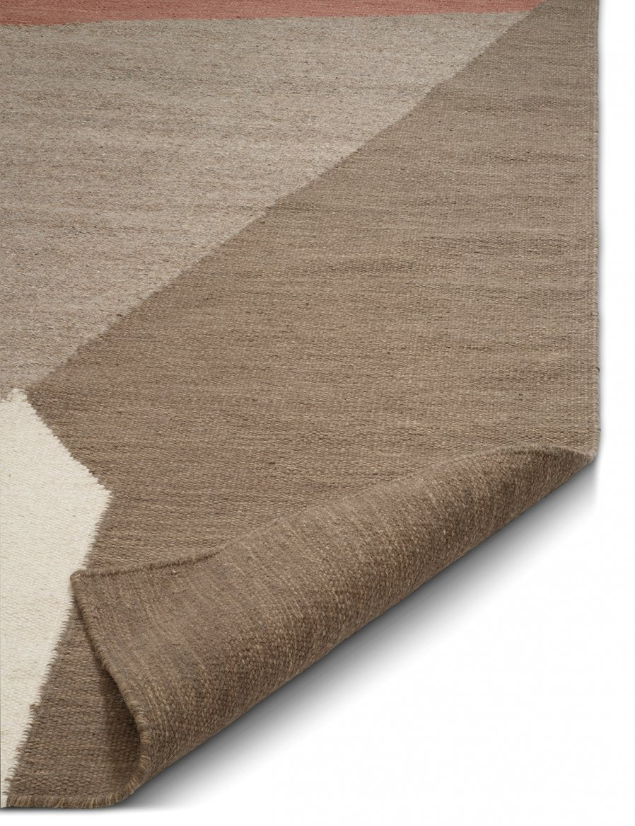 Moderner Webteppich mit geometrischem Design in Beige, Braun und Altrosa aus texturierter Baumwolle.